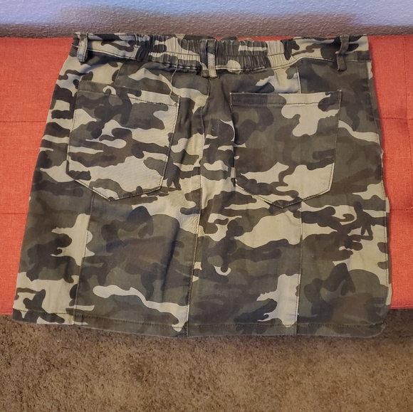 Cute Button Camo Skirt - Picture 3 of 4